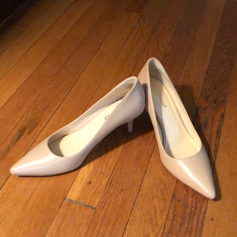 Nine West nude pointed toe heels!
